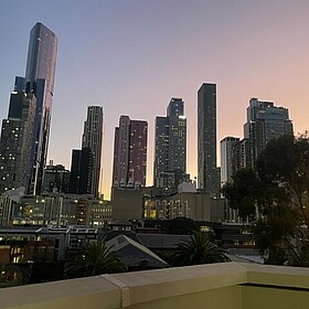 Skyline von Melbourne bei Sonnenuntergang.